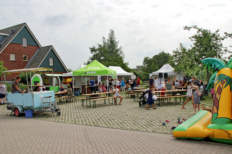 9-6-2018 - Proeverij in zomersfeer door de PLUS in Waarder_02